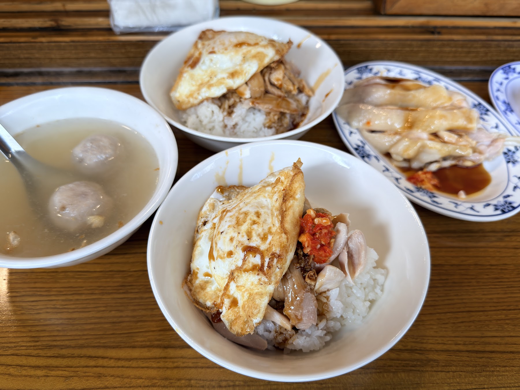 上好雞肉雞肉飯、半熟荷包蛋、單點雞肉與湯品