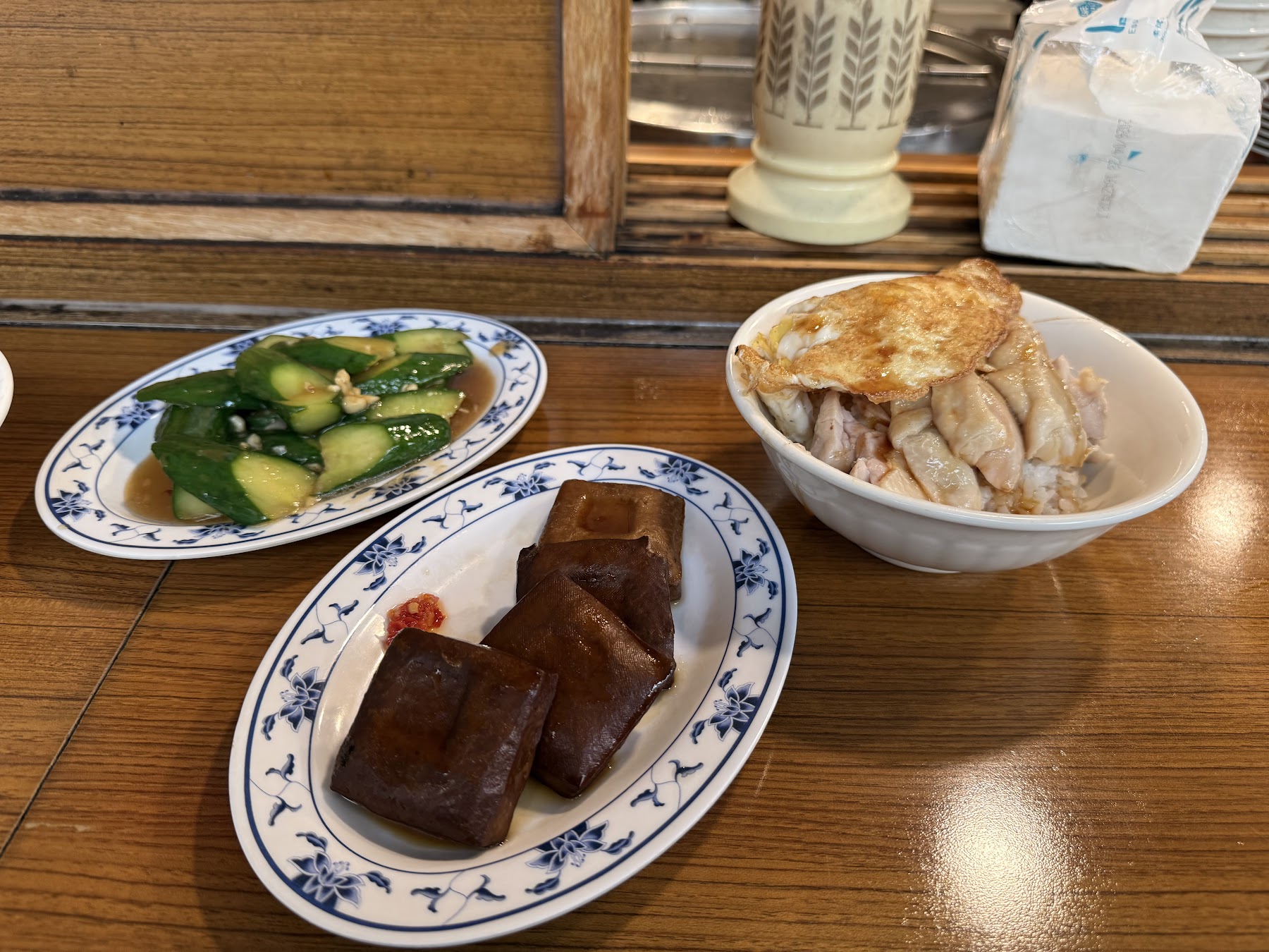 上好雞肉雞扒飯、醬拌小黃瓜與滷味小菜