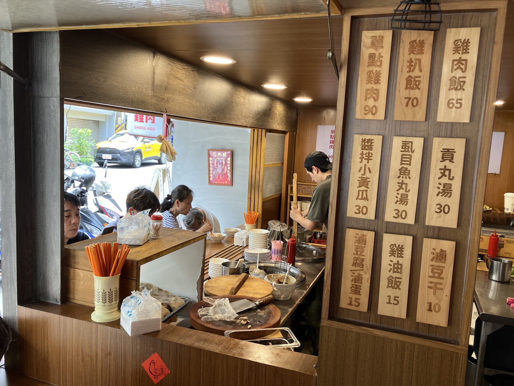 上好雞肉木牌菜單與開放式備餐區