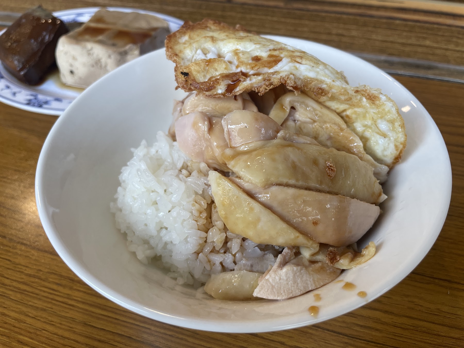 上好雞肉雞扒飯與半熟荷包蛋特寫